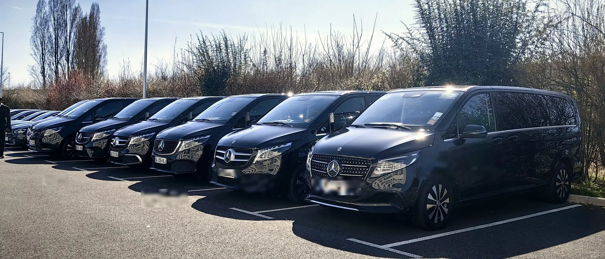 Mercedes V-Class noirs alignés sur un parking