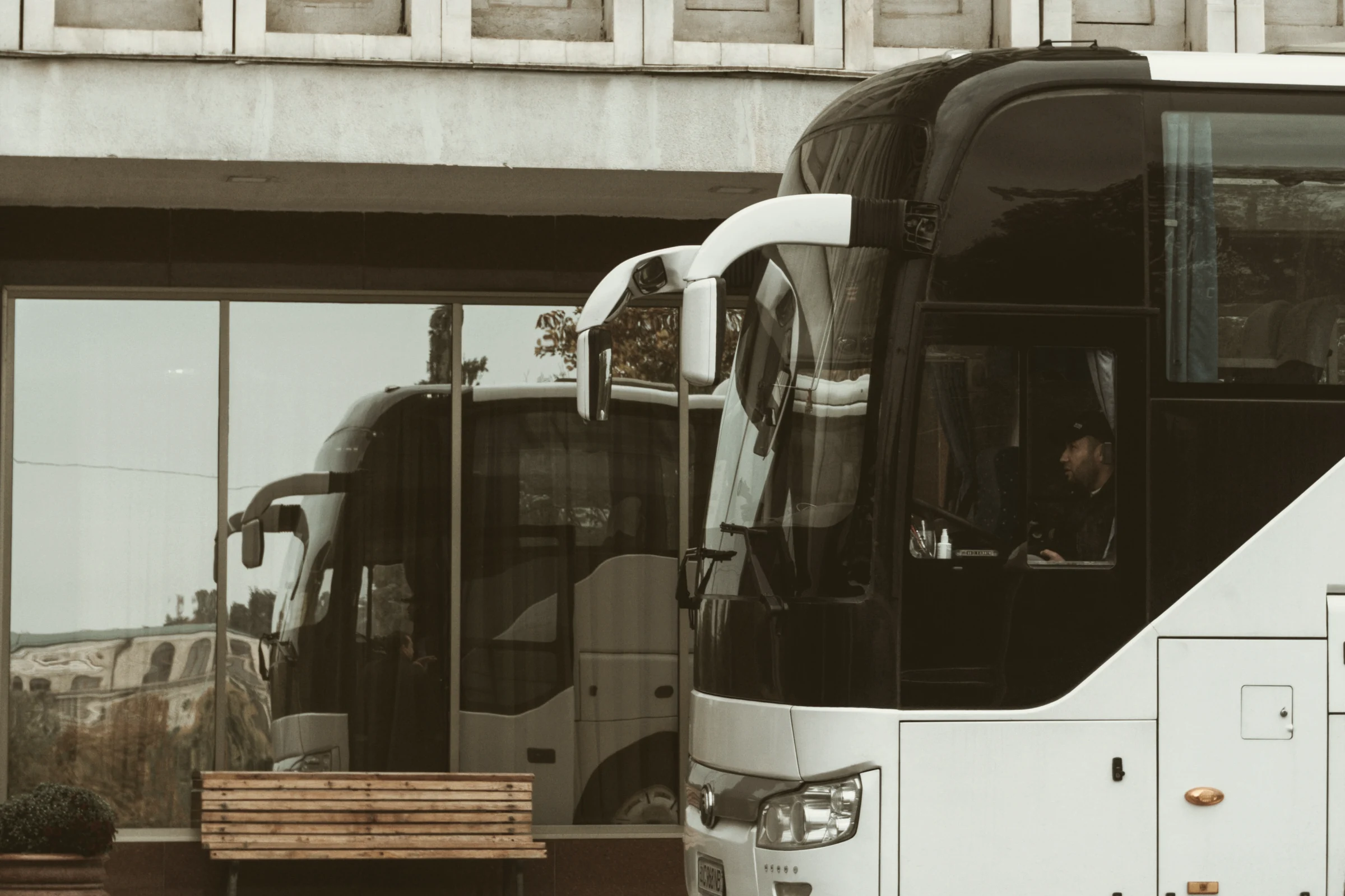 Minibus autocar Mercedes groupe chauffeur privé Paris