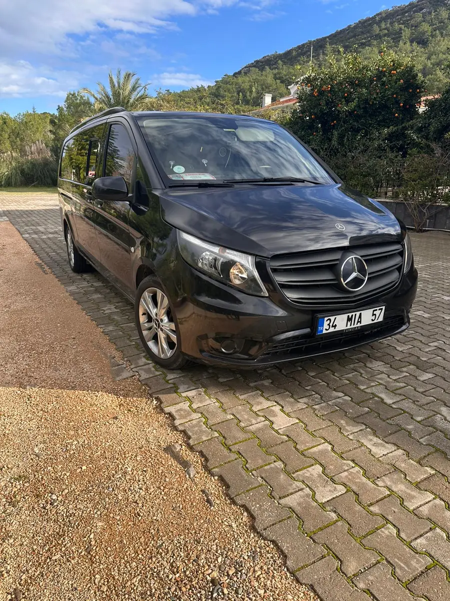 Türkiye'de siyah Mercedes V-Class dış görünüm — Precellence İstanbul ortağı filosu, 34 İstanbul plakası