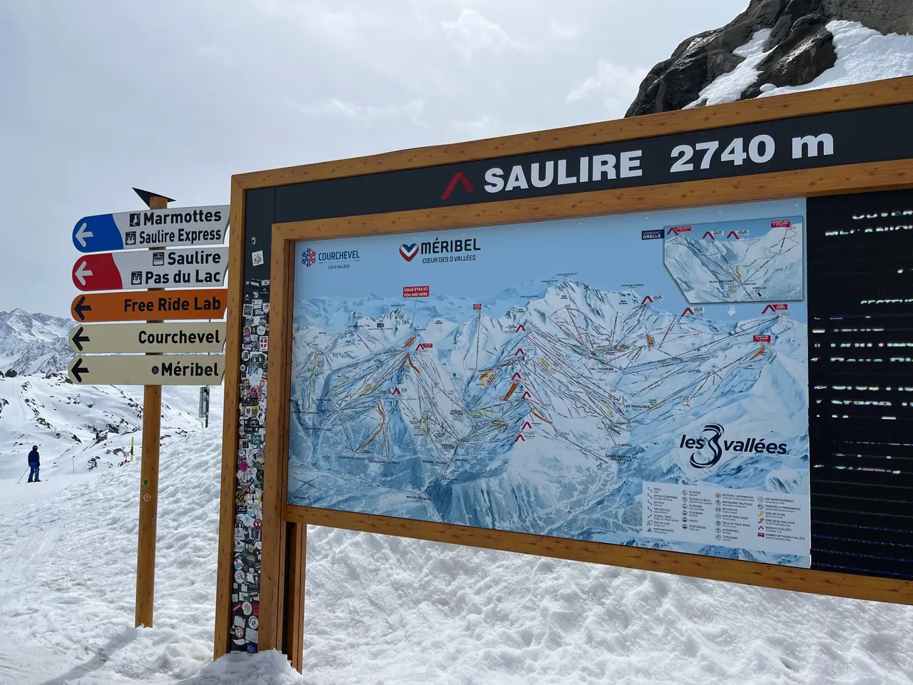 Panneau du sommet de la Saulire (2 740 m) : plan des 3 Vallées et directions Courchevel, Méribel